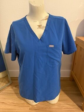 Figs one pocket Women’s V-Neck Scrub Top in Blue